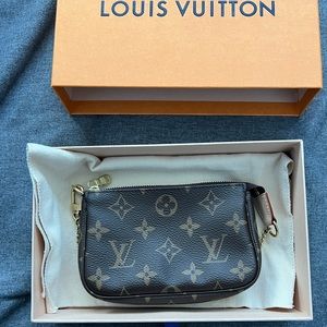 Louis Vuitton- MINI POCHETTE ACCESSOIRES